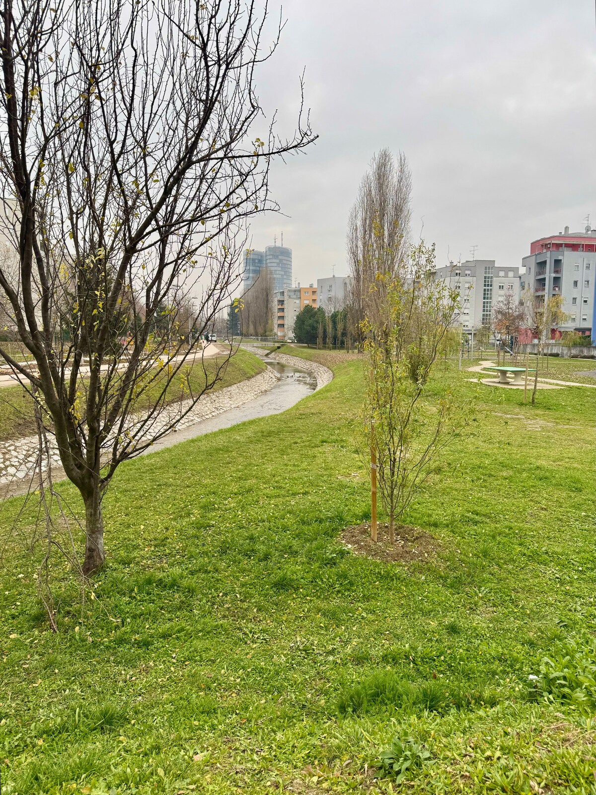 Promenade along the creek